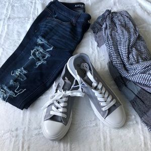 Sneakers styled like converse